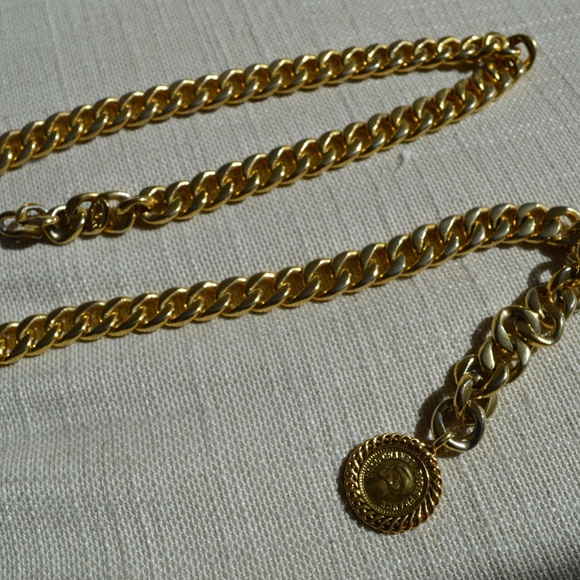 18 karat gold plated CHANEL necklace - Picture 2 of 3